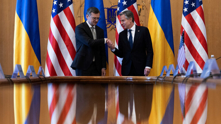 Ukraine's Foreign Minister Dmytro Kuleba (L) and US Secretary of State Antony Blinken
