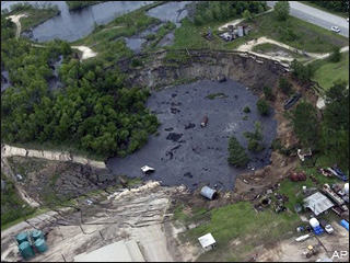 Giant Sinkholes on Giant Sinkhole Swallows Up Part Of Texas Town    Earth Changes    Sott