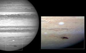 © H. Hammel (STScI) / NASA / ESA / Jupiter Impact Team -- Widoczny czarny ślad to obszar uderzenia komety 