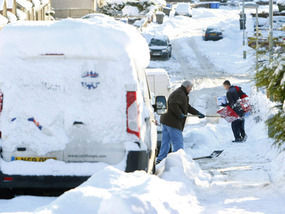 Click to enlarge man clears snow West Lothian