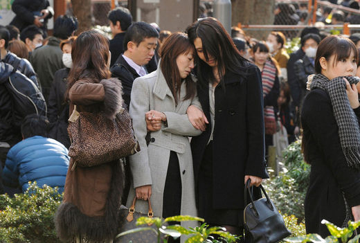 Click to enlarge Evacuees stand around Shinjuku