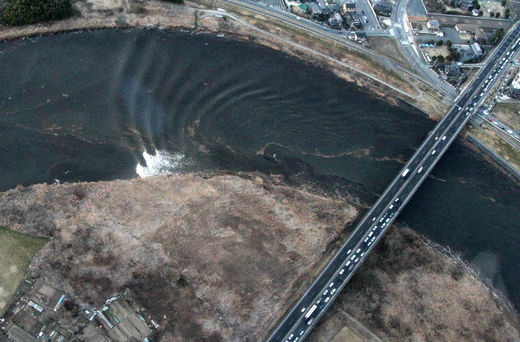 Click to enlarge tsunami tidal waves moving upstream