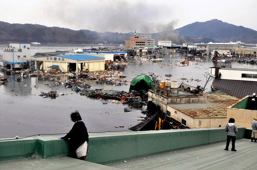 Click to enlarge tsunami washes away a warehouse