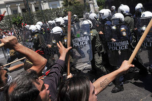 © Louisa Gouliamaki/AFP - Starcie demonstrantów z policją pod greckim parlamentem podczas protestów przeciwko bezprecedensowym cięciom potrzebnym na kredyty z UE i MFW o wartości 120 mld € (100 miliardów funtów)
