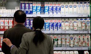 Click to enlarge Chinese couple in grocery