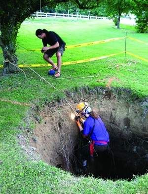 Deepest Sinkhole on Sudden Deep Sinkhole Shocks Tennessee Town    Chrisinmaryville S Blog