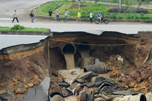 Sinkhole  on Huge Sinkhole In Hanoi Causes Serious Traffic Jams    Earth Changes