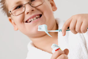 child_eat_fluoride_toothpaste_.jpg