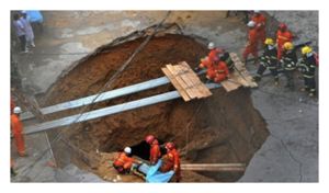Chinese_rescuers_prepare_to_mo.jpg