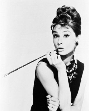 audrey_hepburn_cigarette_holde.jpg