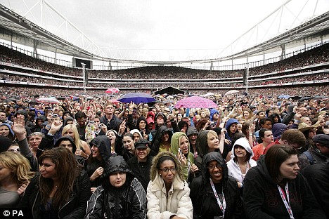crowd at emirates stadium london