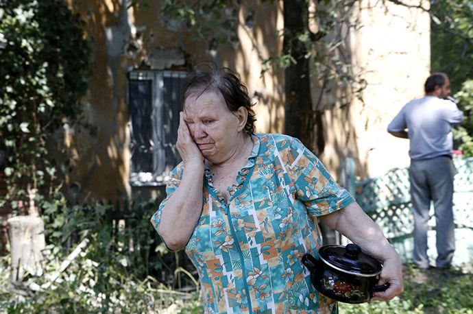 Click to enlarge Local residents in Donetsk under shelling