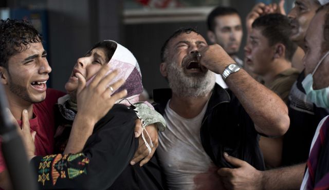 Palestinian mourners cry