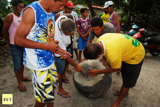 http://www.sott.net/image/s10/212897/large/news_sphere_ufo_space_brazil_1.jpg