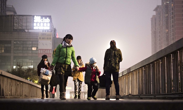 Beijing citizens in thick smog