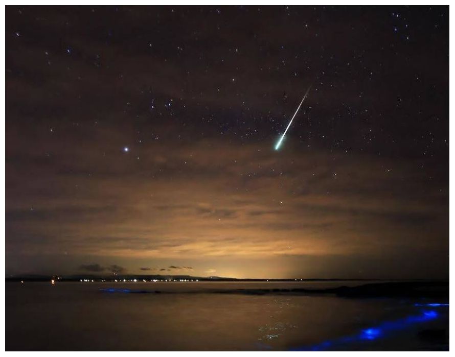 Meteor captured streaking through Jervis Bay sky, Australia Fire in