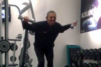 Obama pathetically lifting weights