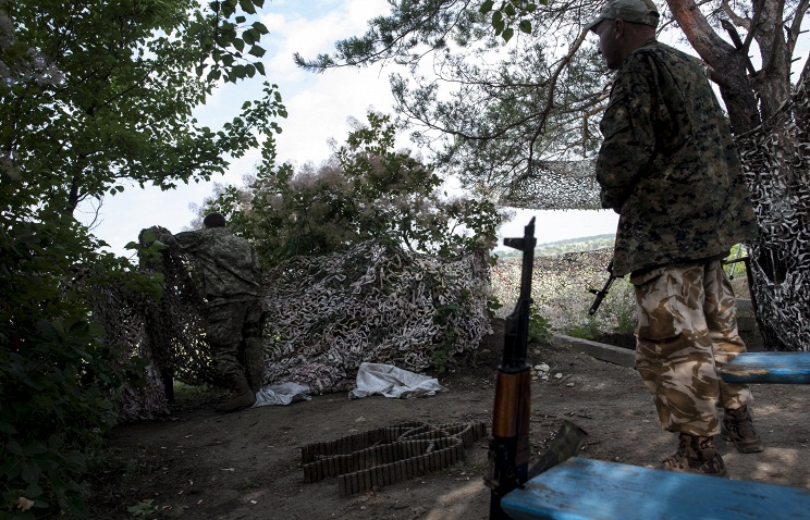Ukrainian troops hiding