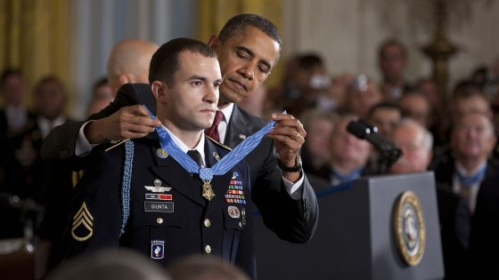 soldier receives a medal of honor
