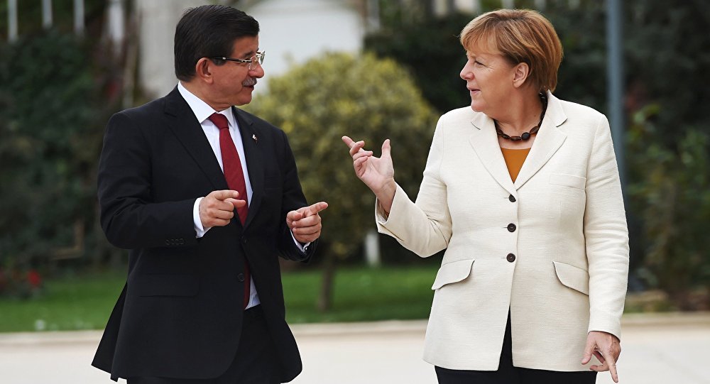 Turkish Prime Minister Ahmet Davutoglu (L) and German Chancellor Angela Merkel
