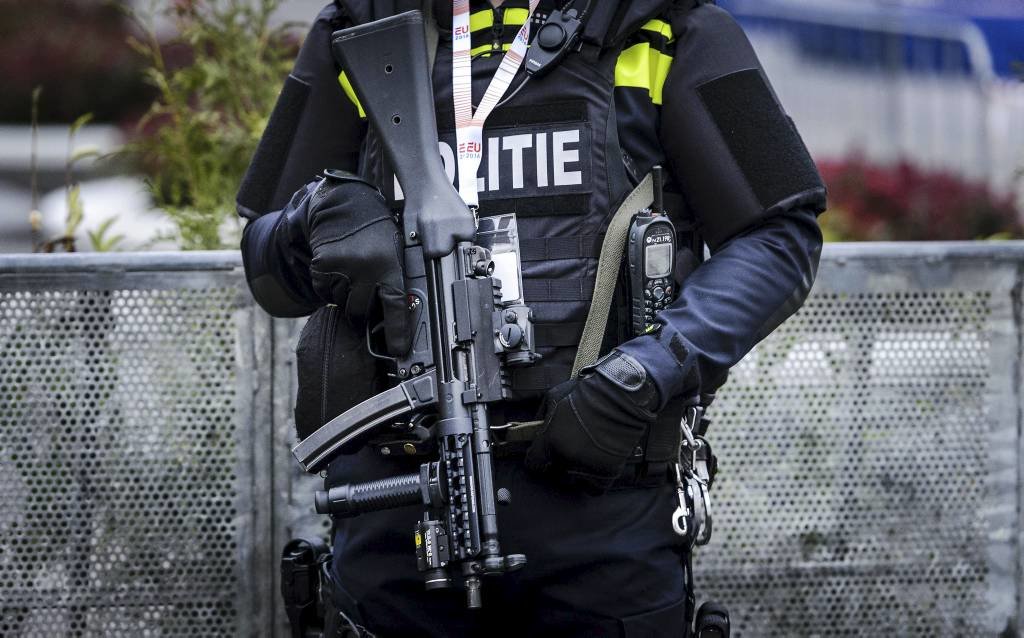 Dutch police with machine guns patrol streets
