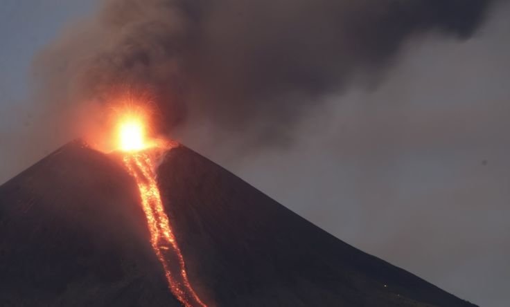 Momotombo volcano erupts