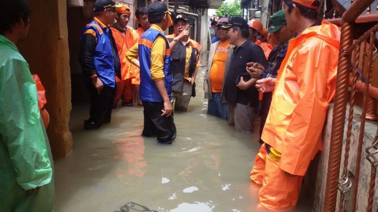 Click to enlarge BPBD Jakarta carry out damage assessments after flooding, 26 February 2016.