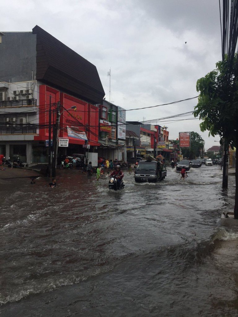 Flooding in the streets of Jakarta, 26 February 2016. 