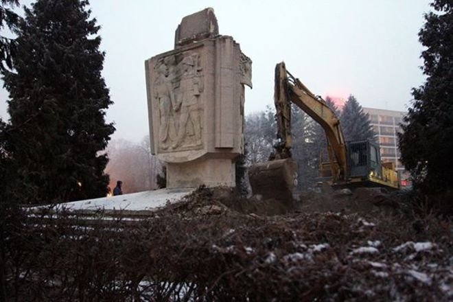 Soviet WWII Monument being destroyed in Poland