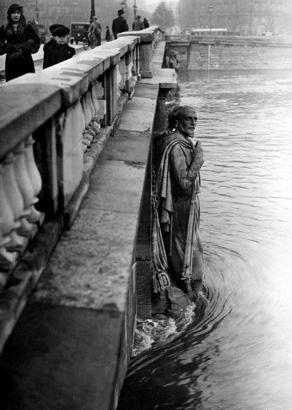 Floodwaters at the feet of the Zouave statue Paris