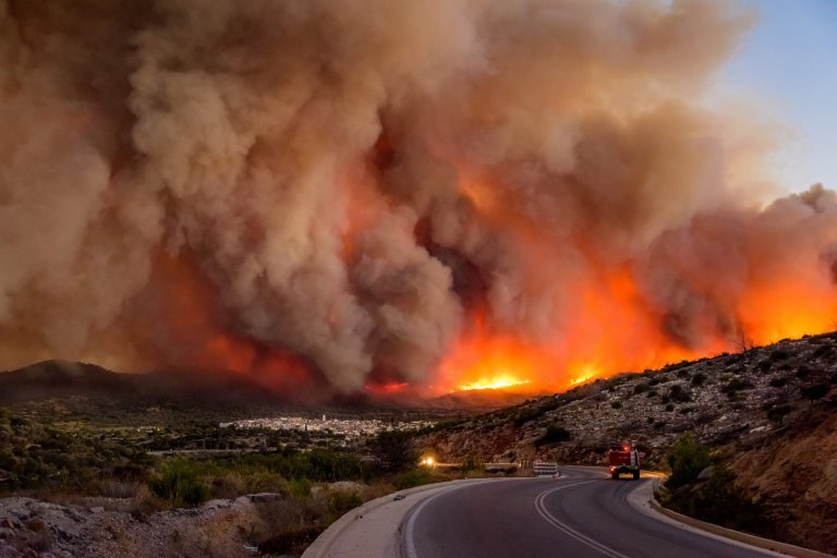The huge wildfire that broke out early yesterday  
