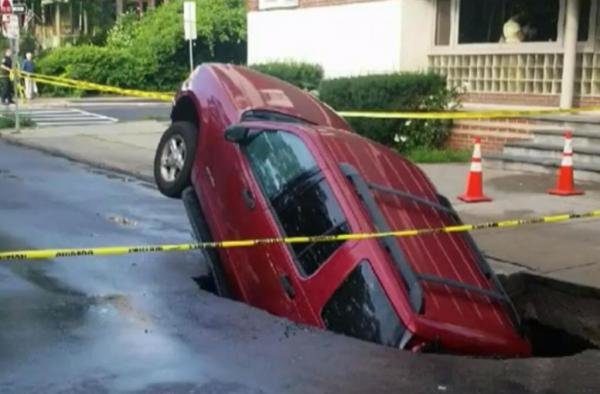 Sinkhole swallows car in Albany 