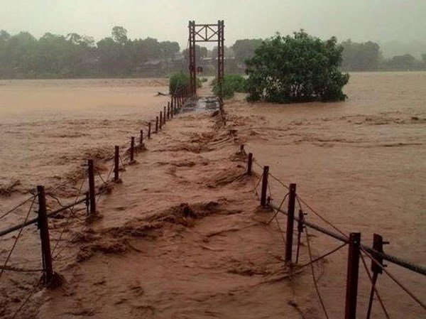 A suspension bridge is drowned under the water in Dong Tuyen Commune.
