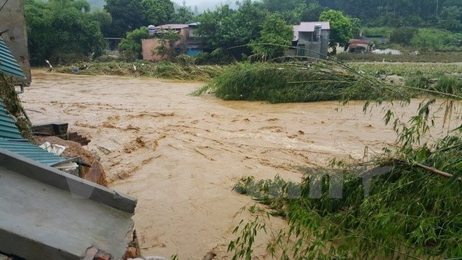 Flash flood on the Ngoi Dum stream in Dong Tuyen Commune, Lao Cai city.