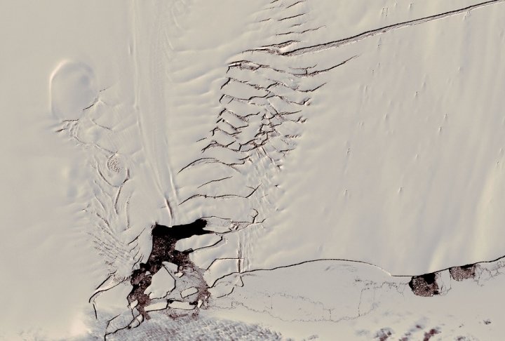 crack in Antarctica ice shelf