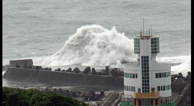 Large waves hit the coast near Suao