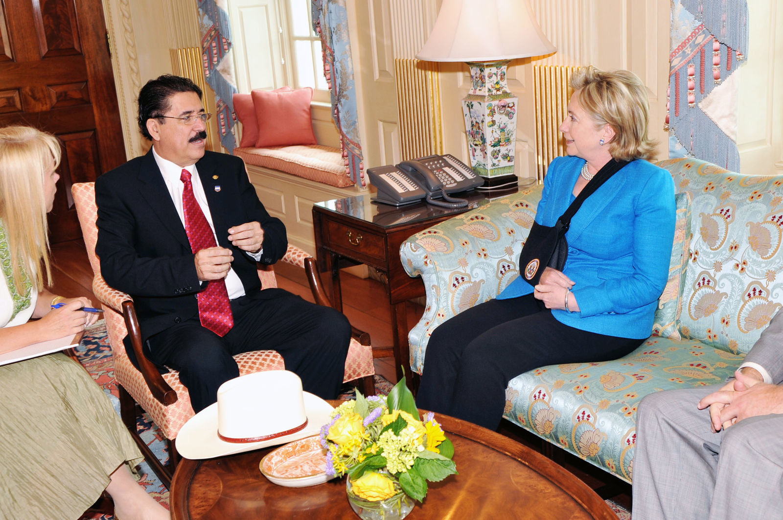 Secretary of State Hillary Clinton meeting with Honduran President Manuel Zelaya in 2009