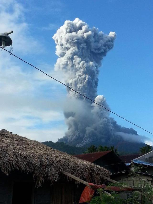 The ash column from the Mt Bulusan phreatic eruption on October 23, 2016 is 2.5 kilometers high. 
