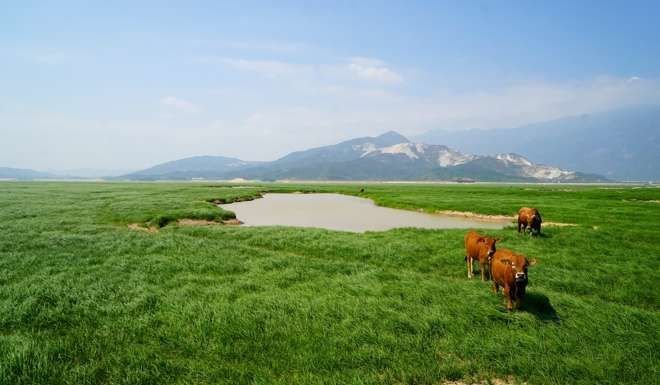 Click to enlarge Dried up lake