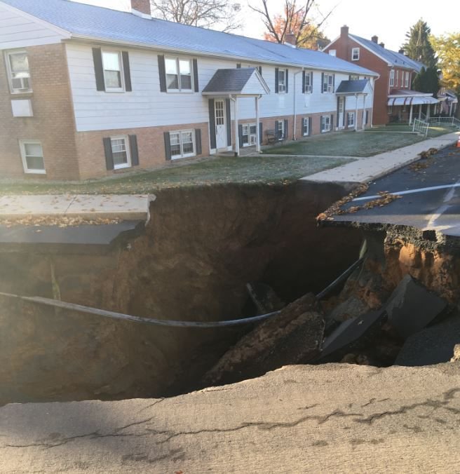 30-foot-wide sinkhole swallows Ephrata intersection, forces evacuations