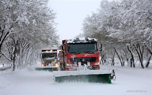 Snow cleaners clear snow in Altay, northwest China's Xinjiang Uygur Autonomous Region, Nov. 16, 2016. The local authority launched a level-four emergency response after the city's snowstorm continued past 50 hours. 