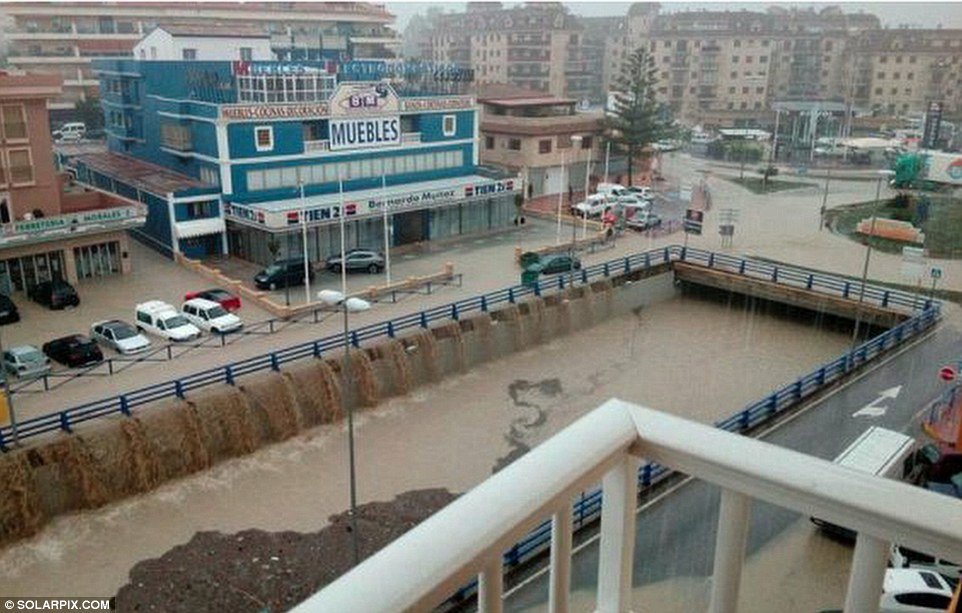 The Spanish Metrological Office (AEMET) reported that they were expecting 100 cubic metres to fall between 8pm on Saturday and midnight on Sunday