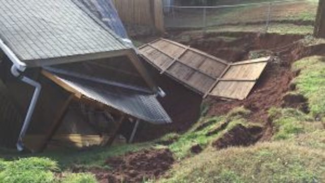 Tennessee couple lose home to large sinkhole