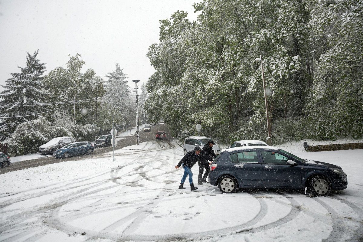 A car stuck in April snow in District XII.
