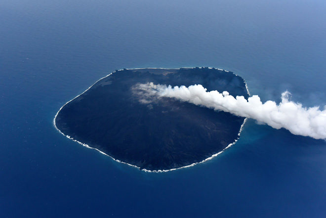 A photograph taken on April 21 from an Asahi Shimbun aircraft shows smoke mixed with ashes being blown out from a vent on Nishinoshima island, part of the Ogasawara island chain.