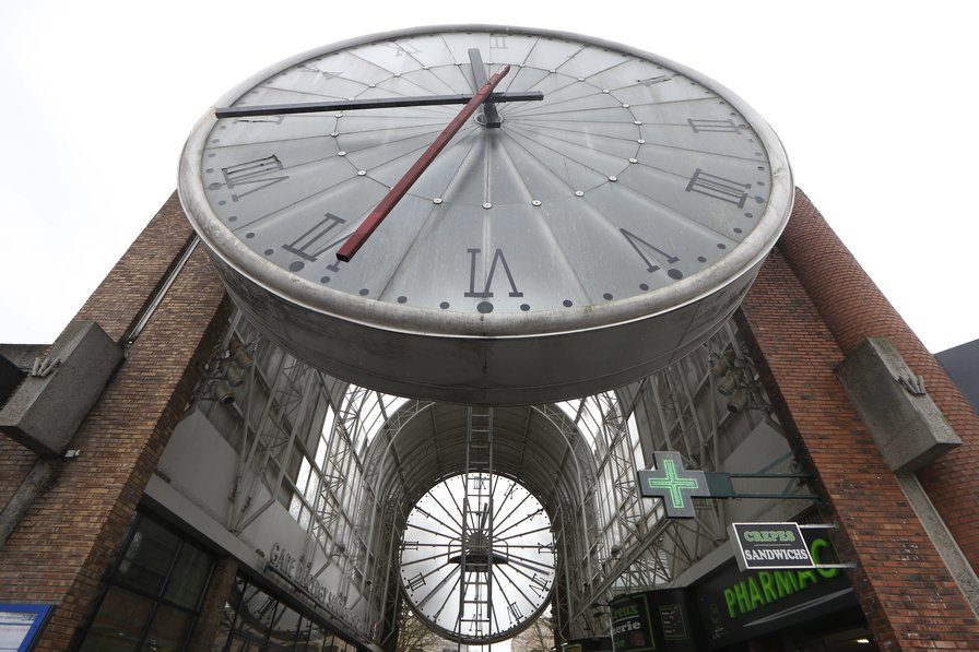 A giant clock. 