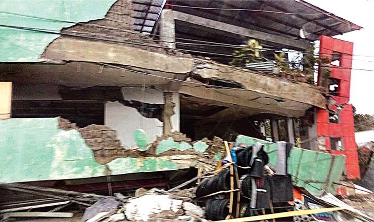 Building collapses – A low-rise commercial building in Kananga, Leyte, collapses following a 6.5-magnitude earthquake that hit the province on Thursday.