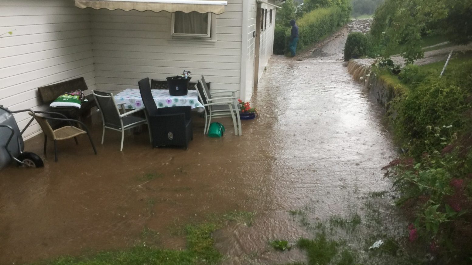 Large rainfall leads to flooding in Reed in Gloppen municipality in Sogn og Fjordane and several other places in southern Norway.