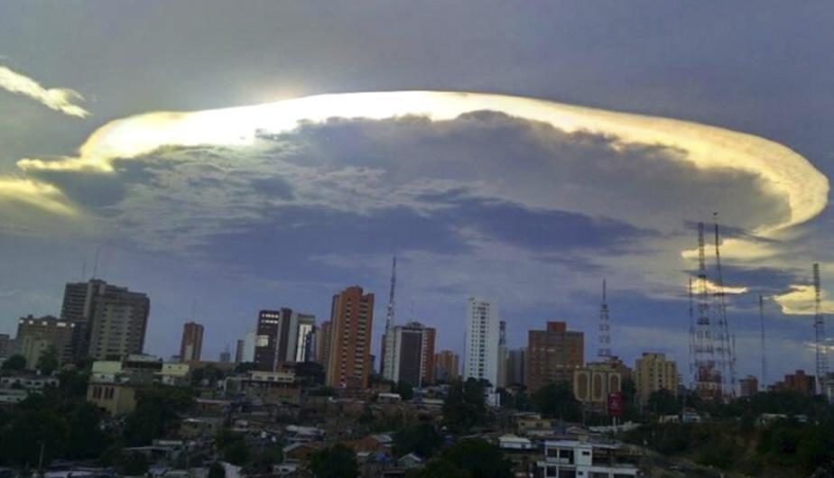 Huge 'alien ship' cloud over Maracaibo, Venezuela