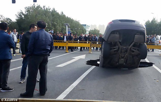 The driver claimed that he was waiting at the traffic light before a sinkhole appeared
